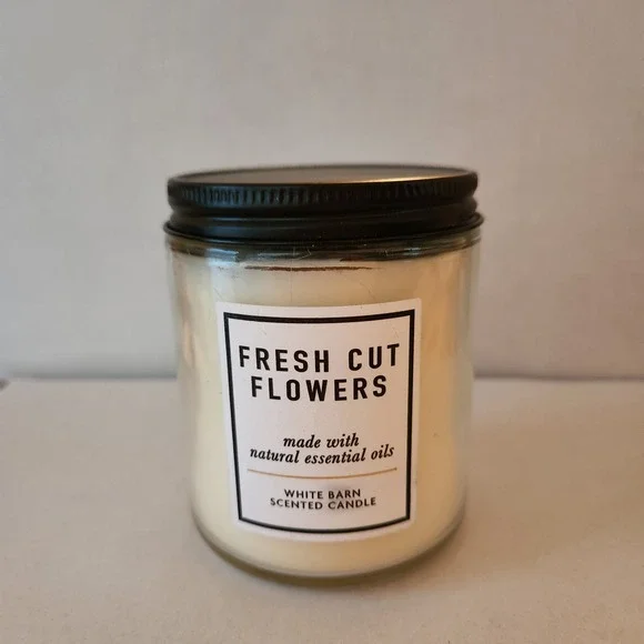 White Barn Candles 7 Oz Cotton‎ And Freesia, Fresh Cut Flowers - Picture 5 of 7